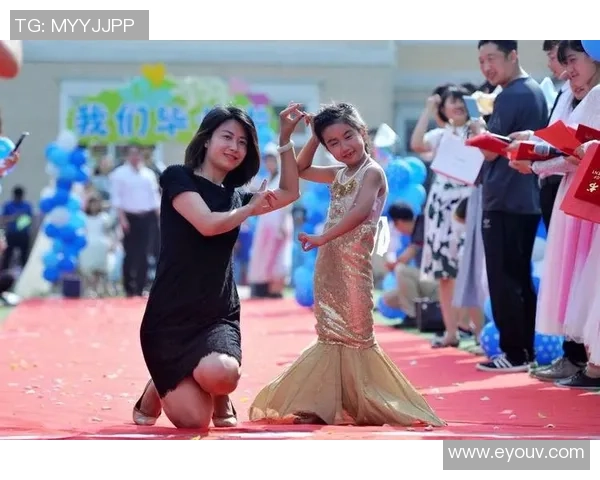 足球明星携手幼儿园小朋友共绘梦想绿茵场的精彩瞬间